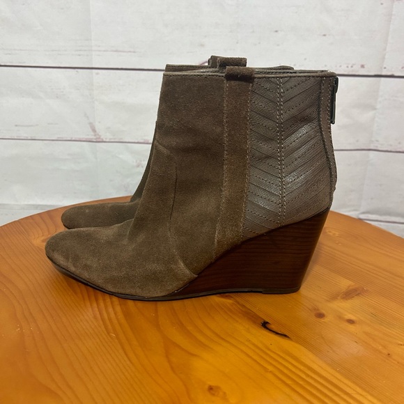 Dolce Vita Sz 8.5 Ankle Boots Wedge Bootie Tan Taupe Brown Suede High Heel boho - Picture 1 of 8